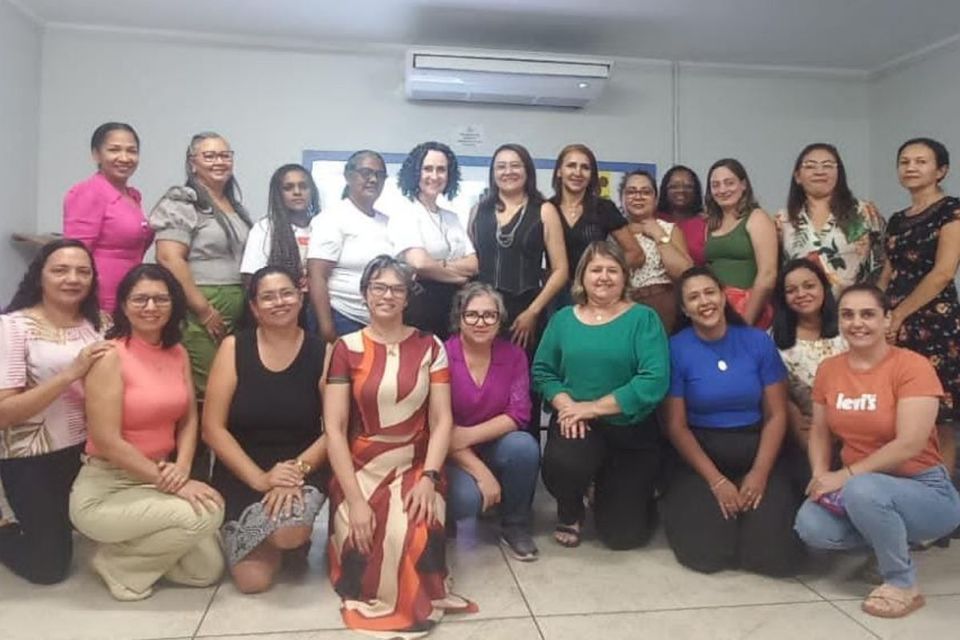 foto de um grupo de pessoas alguns em pé, outros agachados, olhando para a cämera 